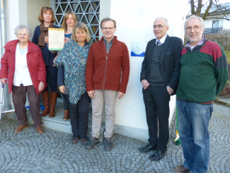 Abschlussbild mit Umweltteam, Beauftragem der Landeskirche und der neuen Urkunde