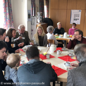 Gemeindecafé nach Gottesdienst anlässlich des 20-jährigen Dienstjubiläums von Elisabeth Nitsche