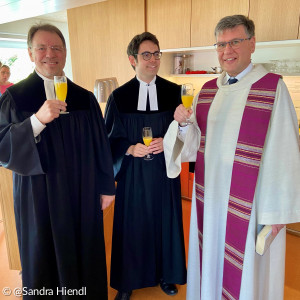 Stephan Schmoll (v.l.) und Dr. Jonathan Steensen stießen mit Martin Prellinger an.