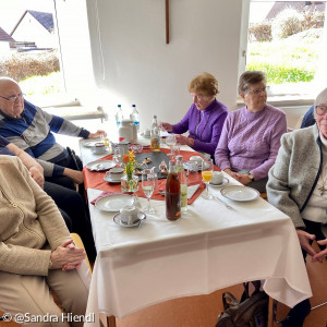 Zahlreiche ältere Gemeindemitglieder feierten nach dem Festgottes- dienst im renovierten und barrierefreien Gemeindesaal