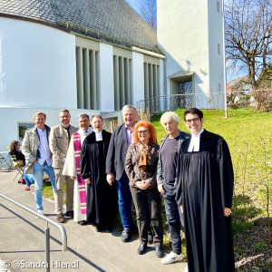 Sie strahlten mit der Sonne um die Wette: Günter Rother (v.l.), Christoph Amsl, Martin Prellinger, Stephan Schmoll, Klaus Jeggle, Erika Träger, Walter Schwetz und Dr. Jonathan Steensen.