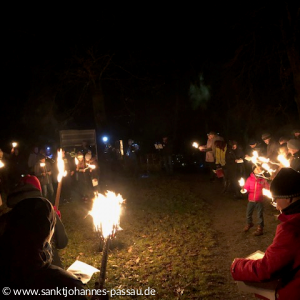 gemeinsames Singen und Beten bei der Waldweihnacht auf der Veste Oberhaus